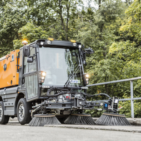 Gutter brush wooden plate